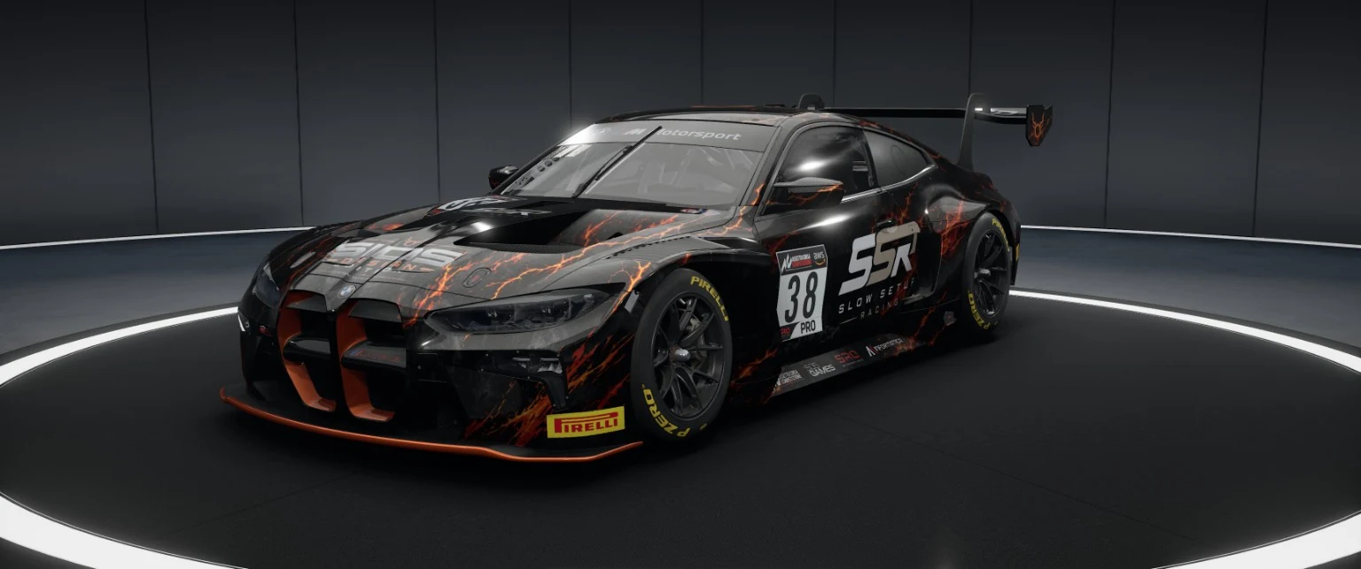 Originaler BMW M4 GT3 mit schwarz-oranger SSR-Livery, Frontansicht